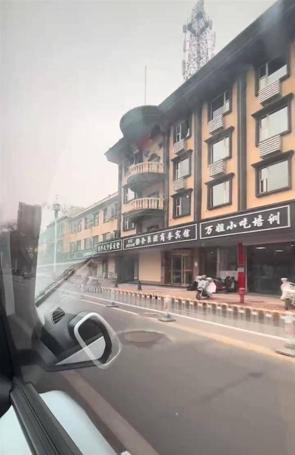 街道统一“黑底白字”店招遭吐槽后连夜拆除<strong></p>
<p>币安法币</strong>，商户：新招牌可以选颜色