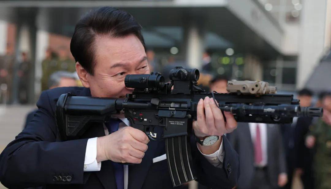 尹锡悦收逮捕令<strong></p>
<p>币安怎么玩</strong>，不到24小时，总统府被查抄，文在寅喊话尽快行动