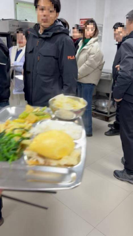 大连一市场监管局疑未到下班时间多人排队打饭 工作人员回应：拍摄者或调<strong></p>
<p>币安如何操作</strong>了手机时间