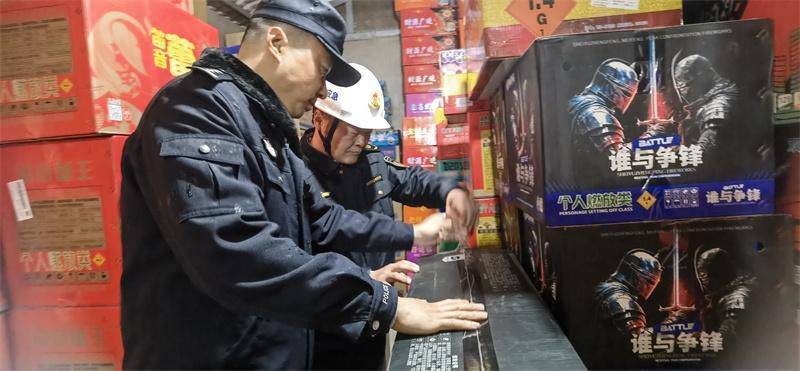 2人被刑拘<strong></p>
<p>怎么在币安上交易</strong>！江苏南京警方查获一非法销售储存烟花爆竹窝点