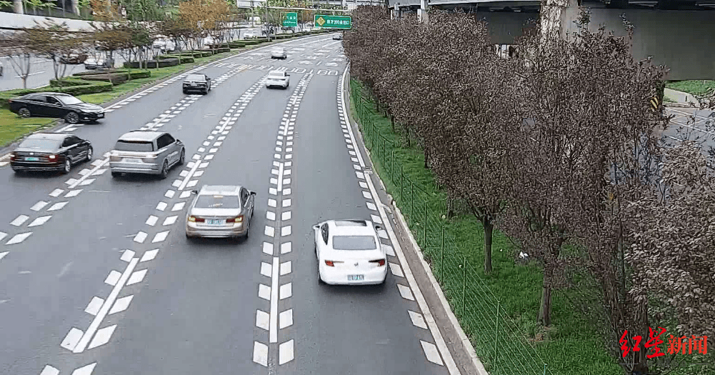 成都三环主路惊现小轿车跨过隔离带掉头<strong></p>
<p>怎么在币安上交易</strong>，原来是司机酒驾走错路……