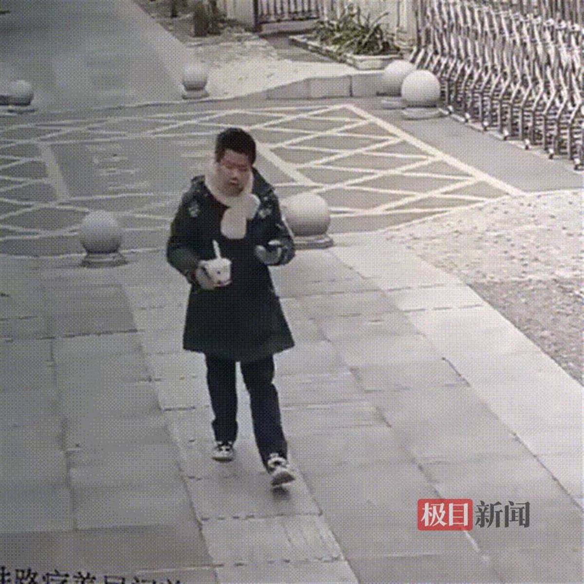 湖北咸宁一学生放学路上捡到手机交给警方<strong></p>
<p>币安使用方法</strong>，民警和失主进校给他送“大礼包”