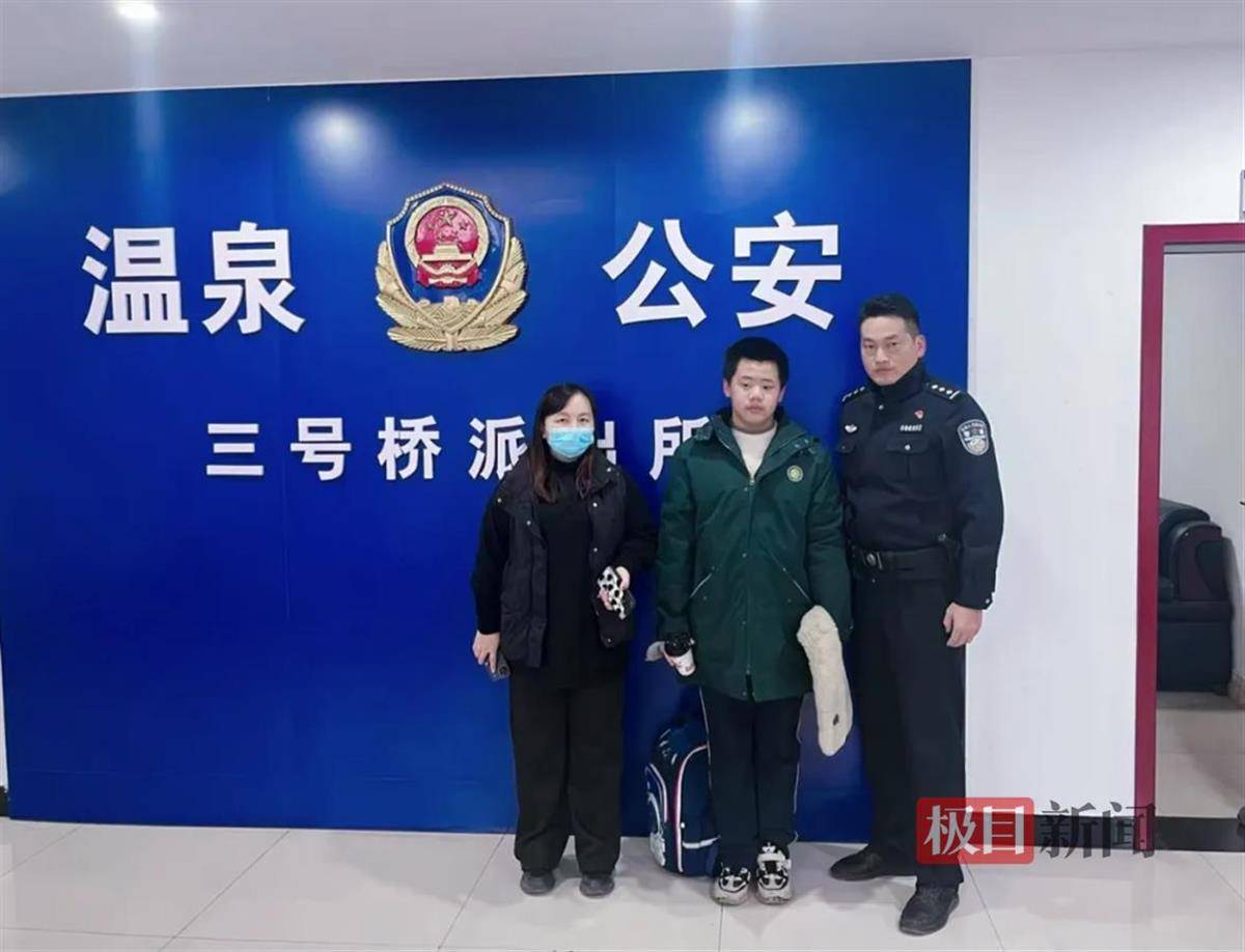 湖北咸宁一学生放学路上捡到手机交给警方<strong></p>
<p>币安使用方法</strong>，民警和失主进校给他送“大礼包”