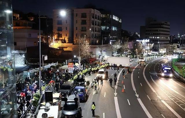 尹锡悦命运迎来转折？11000人聚集总统官邸外<strong></p>
<p>币安网eth</strong>，在野党棋差一招