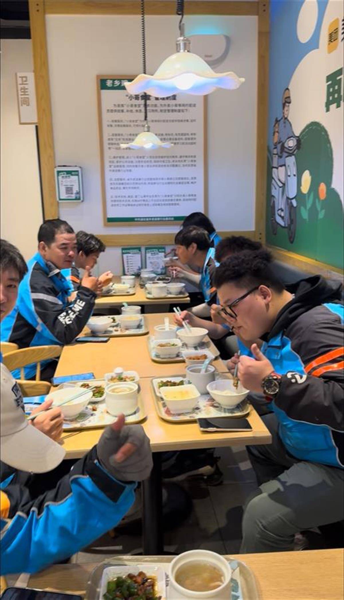 一两公里就能充电吃饭<strong></p>
<p>币安网eth</strong>！武汉涌现更多高品质“小哥食堂”