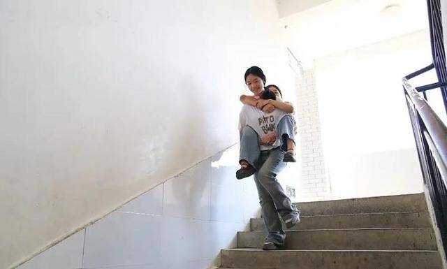 从6岁到14岁<strong></p>
<p>币安网站进不去</strong>，衡阳初中女孩背患病玩伴上学8年：她对我来说很重要