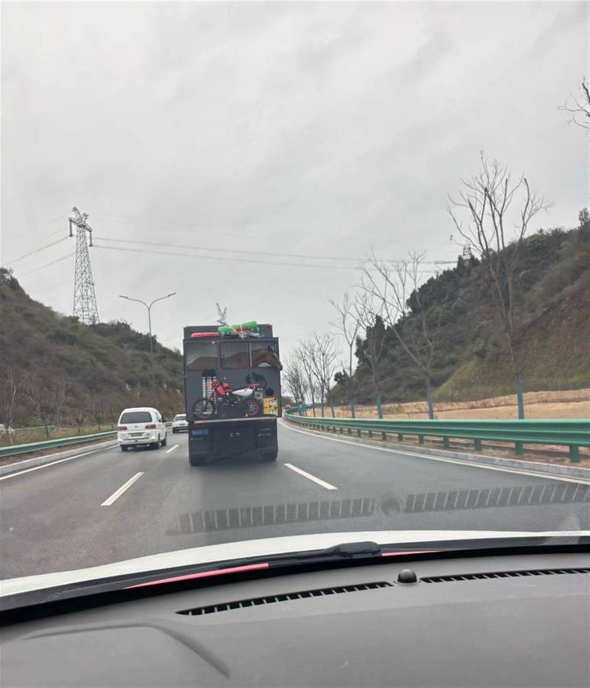 男子开豪华房车带马回乡<strong></p>
<p>币安binance网</strong>，房车价值或超百万元