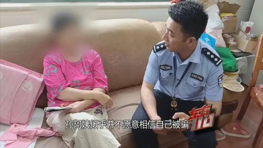 上海阿姨145万元现金平铺在沙发上<strong></p>
<p>币安binance网</strong>，让陌生人来取？