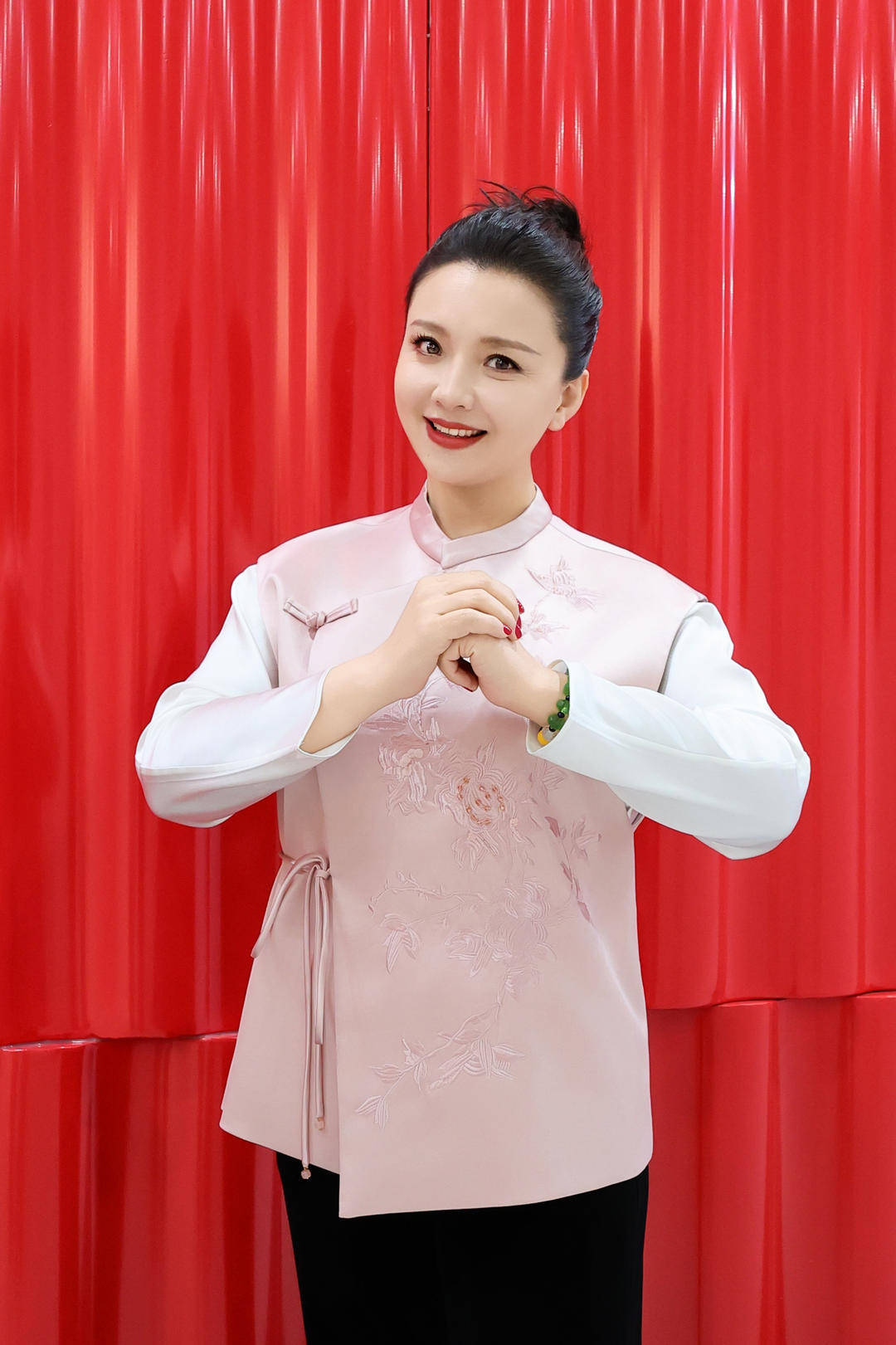 “槿汐姑姑”孙茜四上春晚：用<strong></p>
<p>币安binance网</strong>我的解说与视障朋友共享除夕盛宴丨封面头条