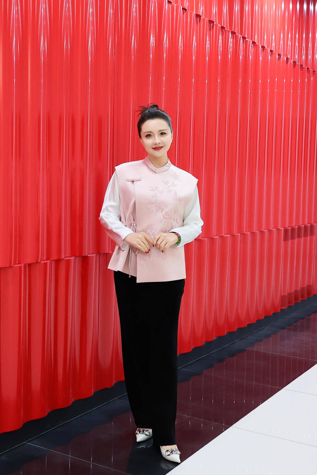 “槿汐姑姑”孙茜四上春晚：用<strong></p>
<p>币安binance网</strong>我的解说与视障朋友共享除夕盛宴丨封面头条