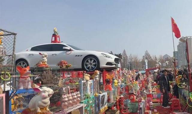 街头套圈奖品竟是豪车玛莎拉蒂<strong></p>
<p>币安提币手续费</strong>，老板：很多人来尝试，套中摆件就可开走