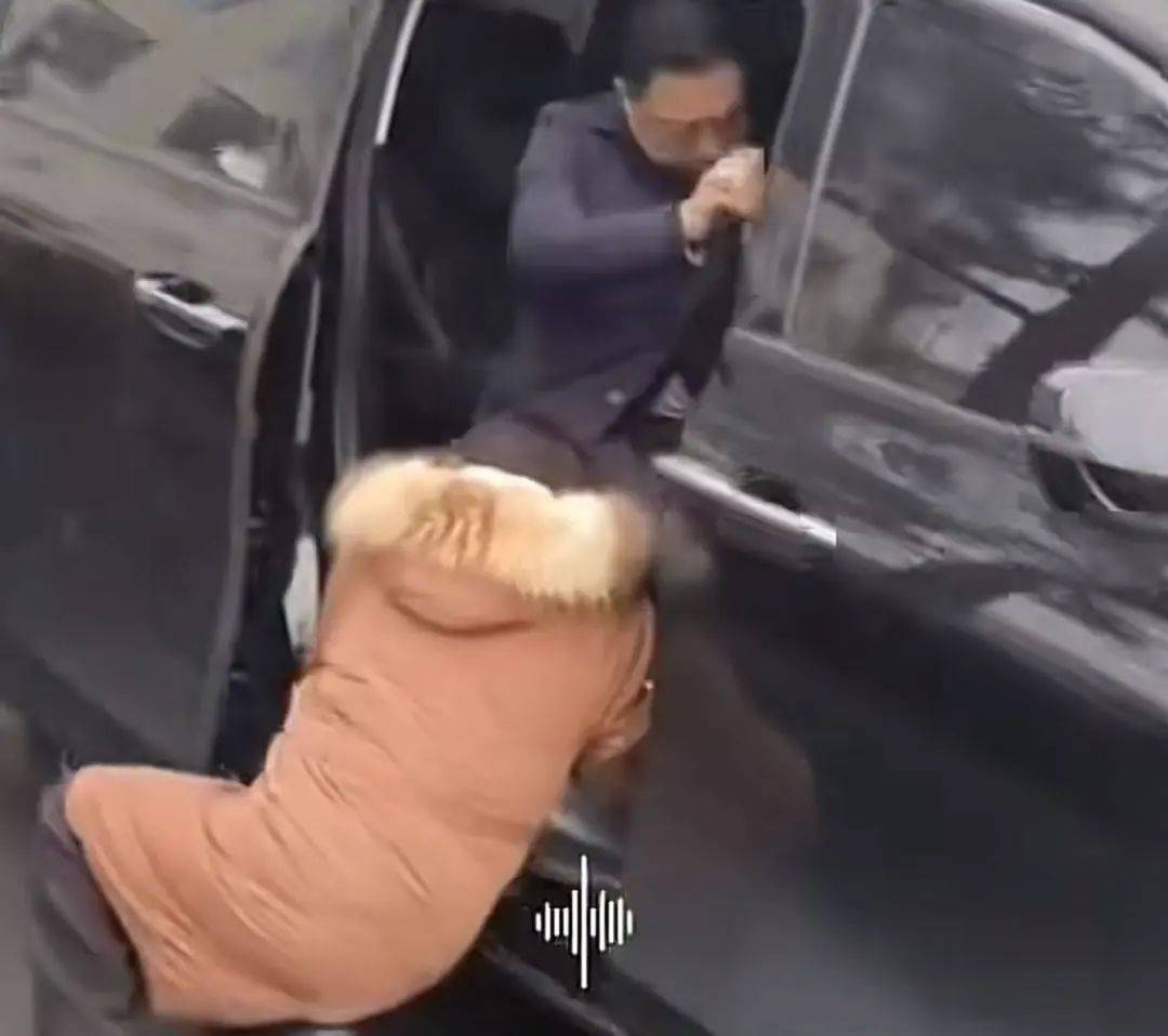 陕西一县委书记春节后上班首日被群众拦车抱腿反映问题<strong></p>
<p>币安提币手续费</strong>？当地县委回应