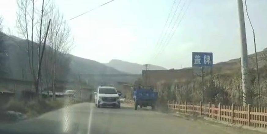 目击警车把农用车“别进”沟<strong></p>
<p>币安下载安装</strong>，男子称网上发视频后接警方“约谈”电话