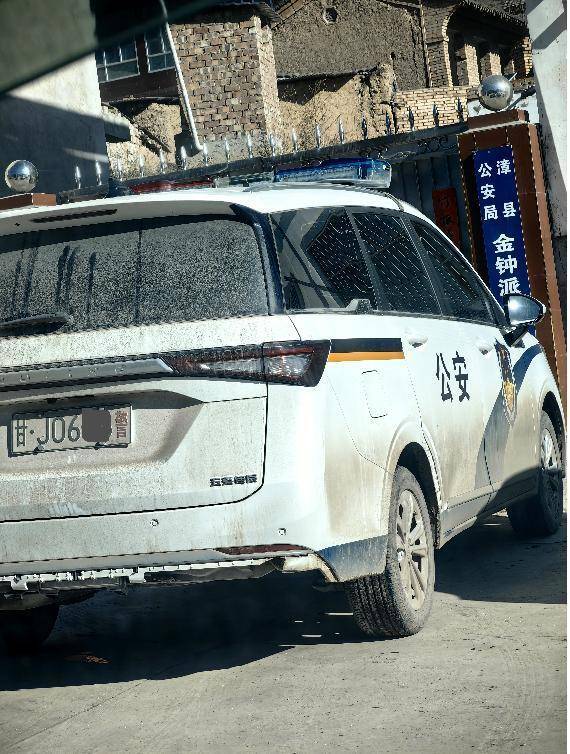 目击警车把农用车“别进”沟<strong></p>
<p>币安下载安装</strong>，男子称网上发视频后接警方“约谈”电话