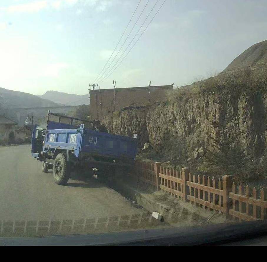 目击警车把农用车“别进”沟<strong></p>
<p>币安下载安装</strong>，男子称网上发视频后接警方“约谈”电话