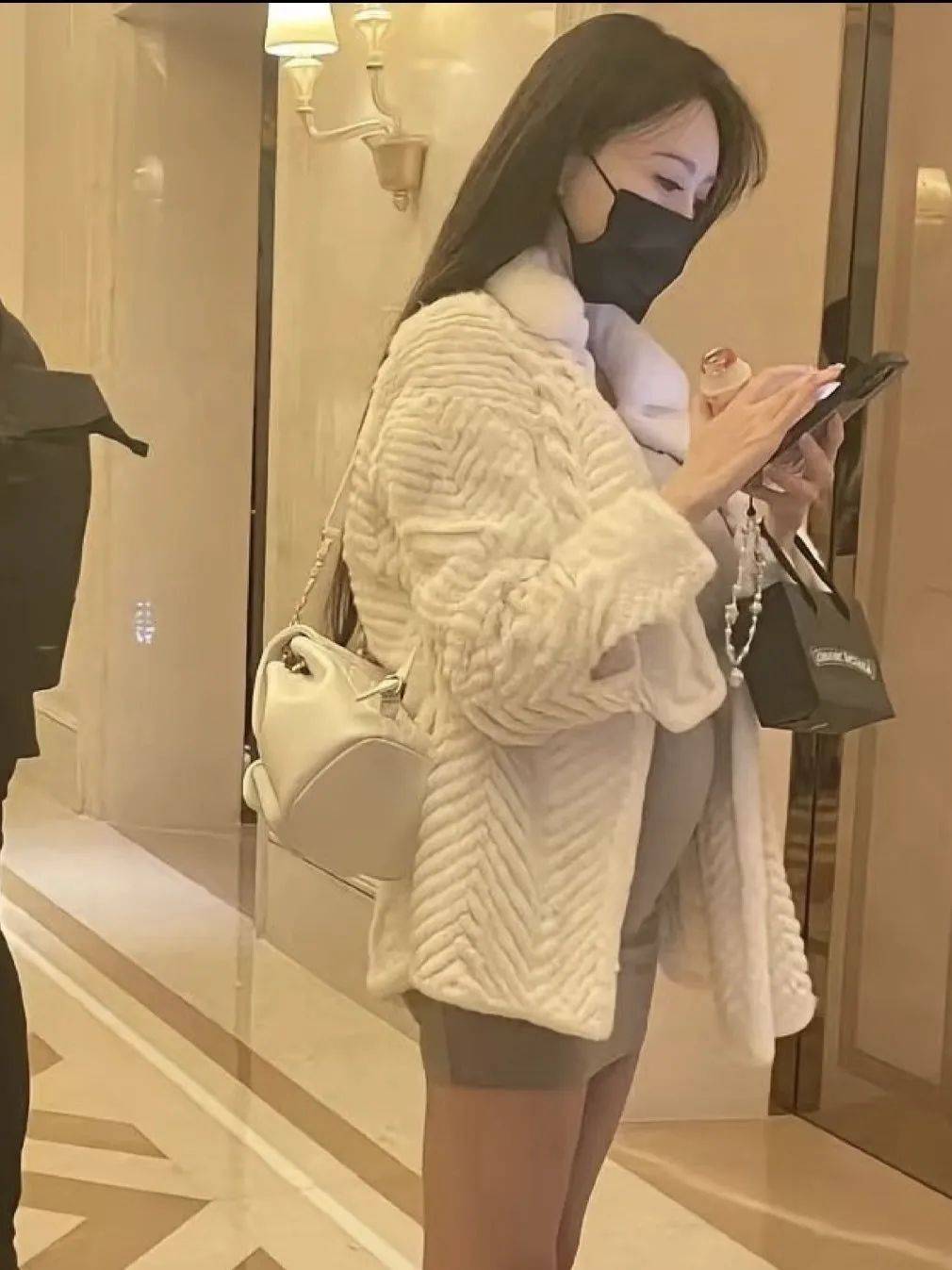 叶珂被曝顺利产女<strong></p>
<p>币安交易手续费</strong>，黄晓明全程陪护激动落泪