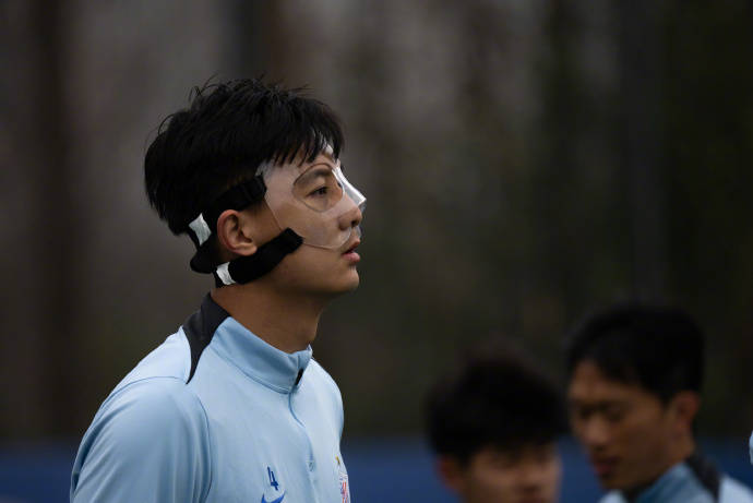 国足怎么办<strong></p>
<p>币安下载二维码</strong>？申花官方确认蒋圣龙骨折 两轮连伤两大中卫