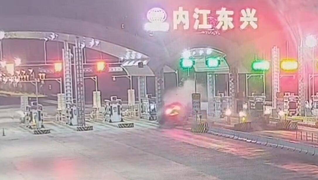 男子开自动驾驶打瞌睡撞上收费站安全岛<strong></p>
<p>币安下载二维码</strong>，车辆翻滚两圈受轻微伤 高速公安：防撞沙桶救了他