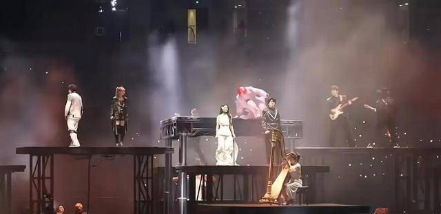演唱会突发意外！仅用3秒<strong></p>
<p>binance币安app</strong>，华晨宇跳下故障升降台