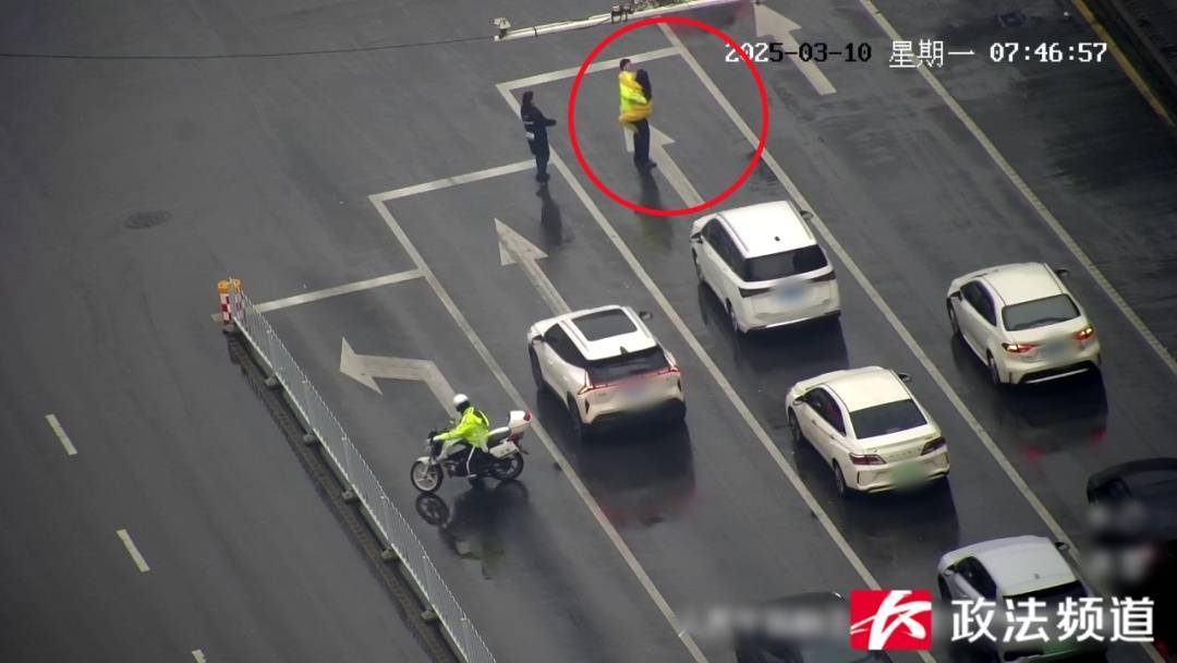女子在车流中穿行<strong></p>
<p>币安介绍</strong>，看见交警后竟直接跳到他身上