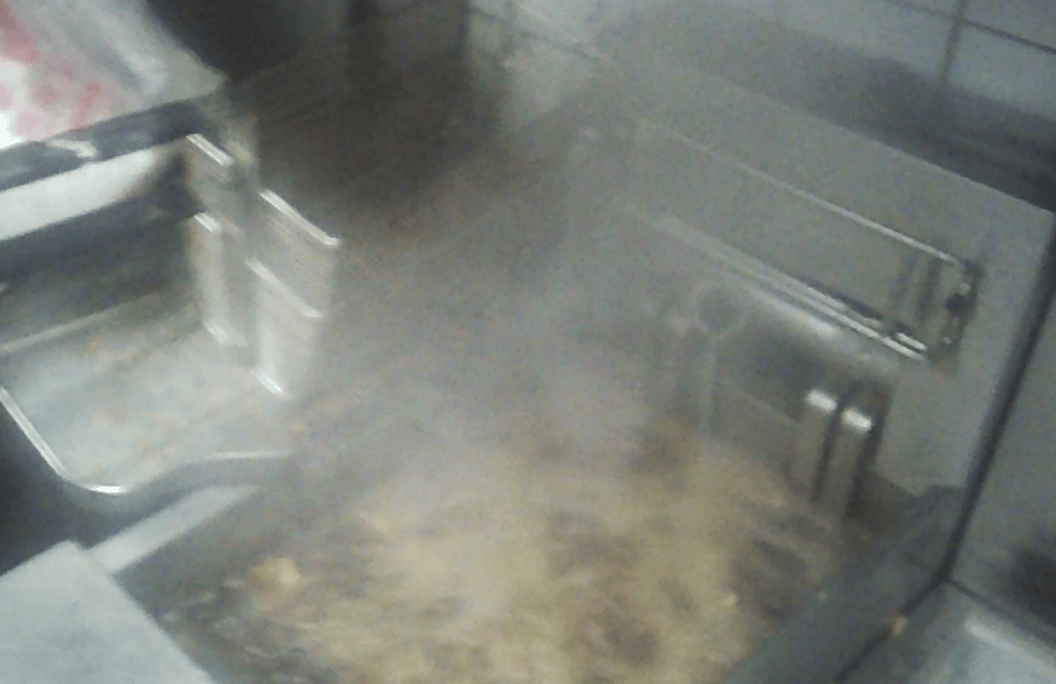 卧底华莱士两家门店：过期食材换签续命<strong></p>
<p>怎么登陆币安</strong>，炸油酸价超标易引腹泻