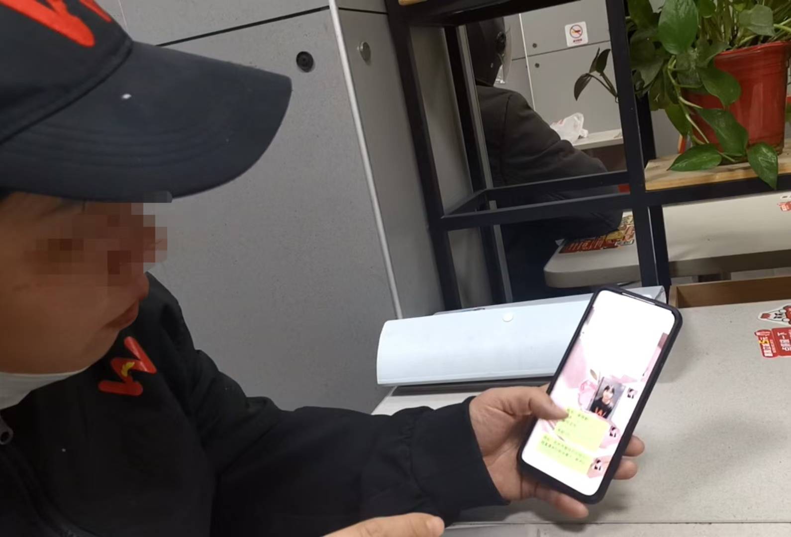 卧底华莱士两家门店：过期食材换签续命<strong></p>
<p>怎么登陆币安</strong>，炸油酸价超标易引腹泻