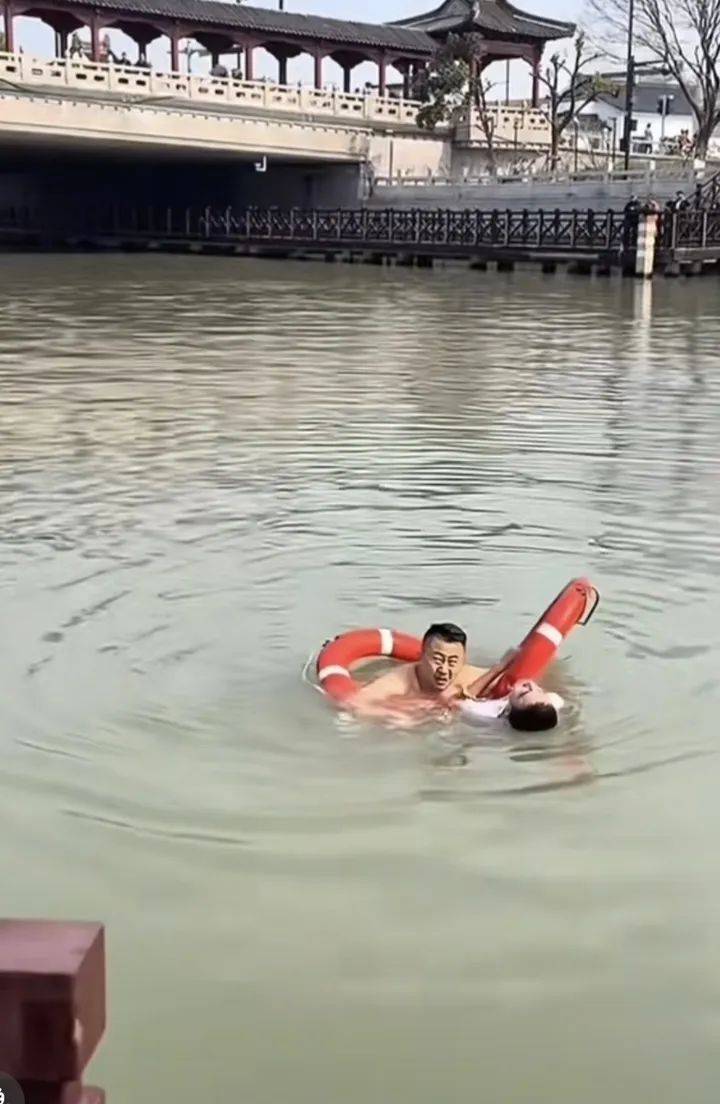 山东大哥到苏州出差<strong></p>
<p>币安交易</strong>，刚下火车20分钟跳河救人