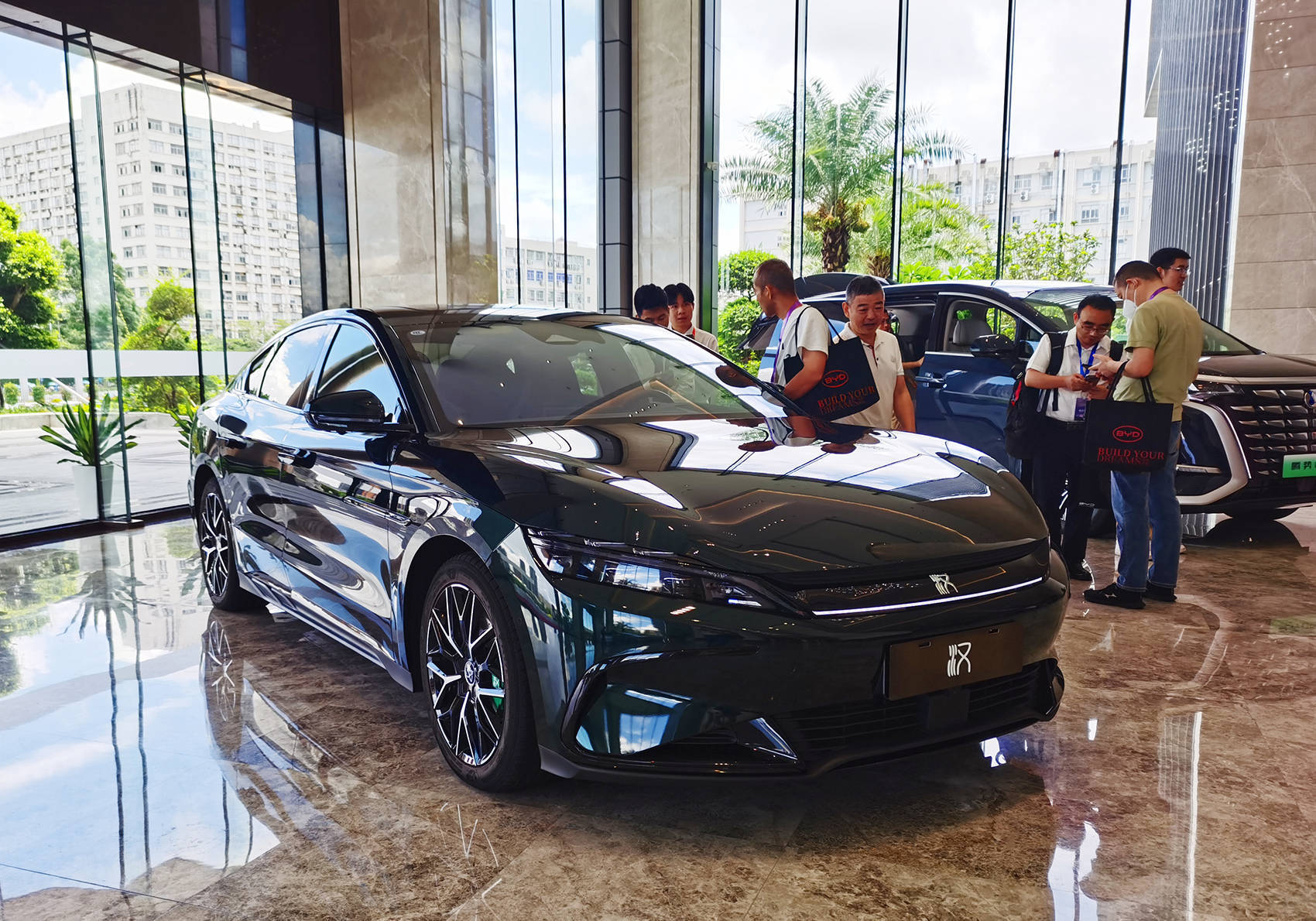 营收7771亿元<strong></p>
<p>币安异常交易</strong>，超越特斯拉！刚刚，比亚迪炸裂发布：拟派现超120亿元