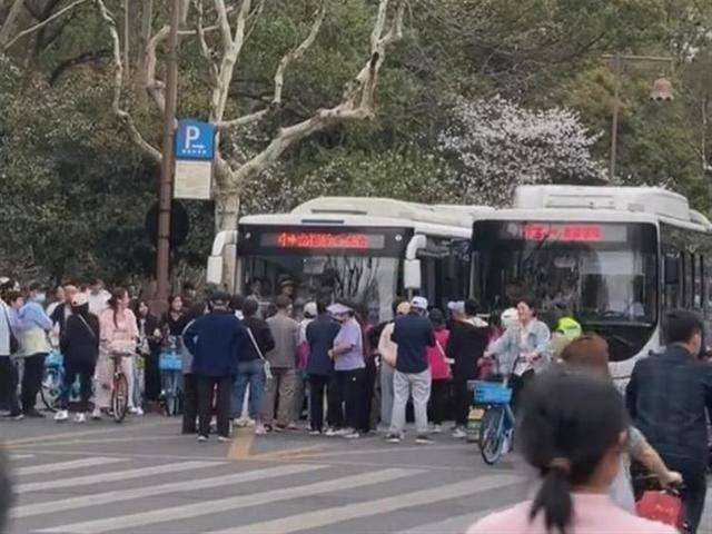 游客成队在杭州雷峰塔外堵路拦公交<strong></p>
<p>币安异常交易</strong>，当地正实施交通管制，公交集团：已处置