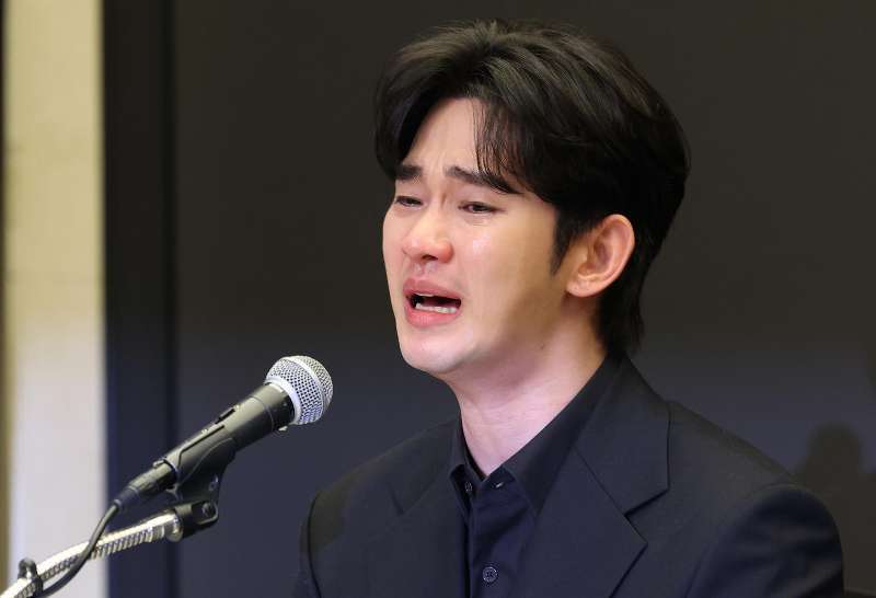 金秀贤为何在记者会上多次喝水<strong></p>
<p>bnb发行</strong>，网友请DeepSeek解读