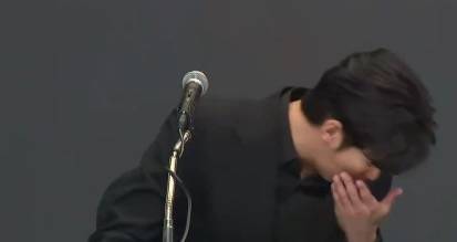 金秀贤为何在记者会上多次喝水<strong></p>
<p>bnb发行</strong>，网友请DeepSeek解读