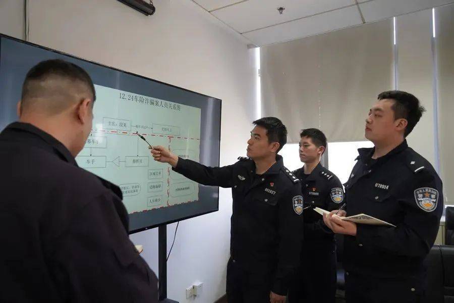 16次豪车被撞<strong></p>
<p>日历</strong>，都是全责！上海警方：有蹊跷