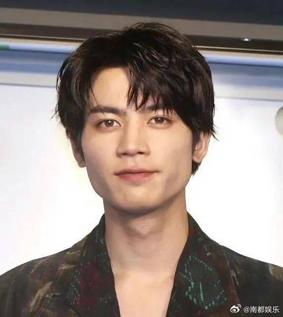 热搜第一<strong></p>
<p>天干</strong>！24岁男演员不幸去世