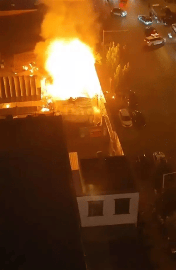 郑州一夜市发生多次爆炸<strong></p>
<p>天干</strong>，消防：废弃饭店堆砌物起火