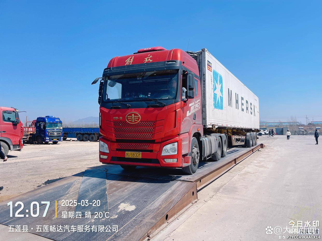 汽修店老板道路救援支千斤顶<strong></p>
<p>天干</strong>，大货车箱体侧翻致其身亡；五莲县警方：不属车祸建议自诉