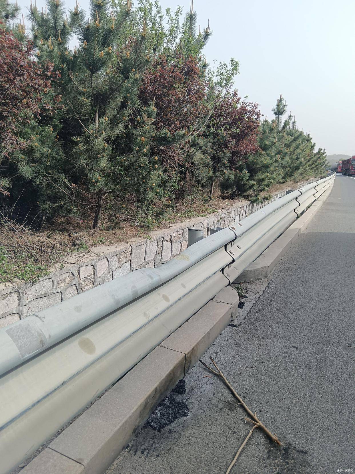 汽修店老板道路救援支千斤顶<strong></p>
<p>天干</strong>，大货车箱体侧翻致其身亡；五莲县警方：不属车祸建议自诉