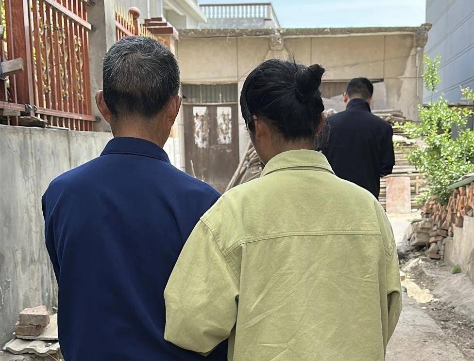 女孩跟男友外出打工失踪<strong></p>
<p>得物</strong>，15年后被找到已育两子 父亲：她当年流浪到河南，不知回家的路