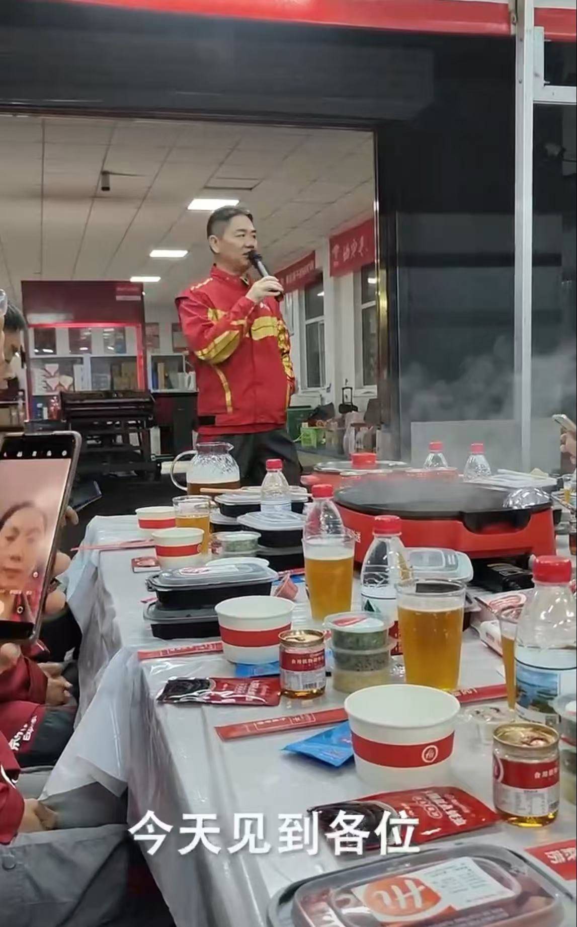刘强东冲到一线：白天送外卖<strong></p>
<p>得物</strong>，晚上请骑手吃海底捞