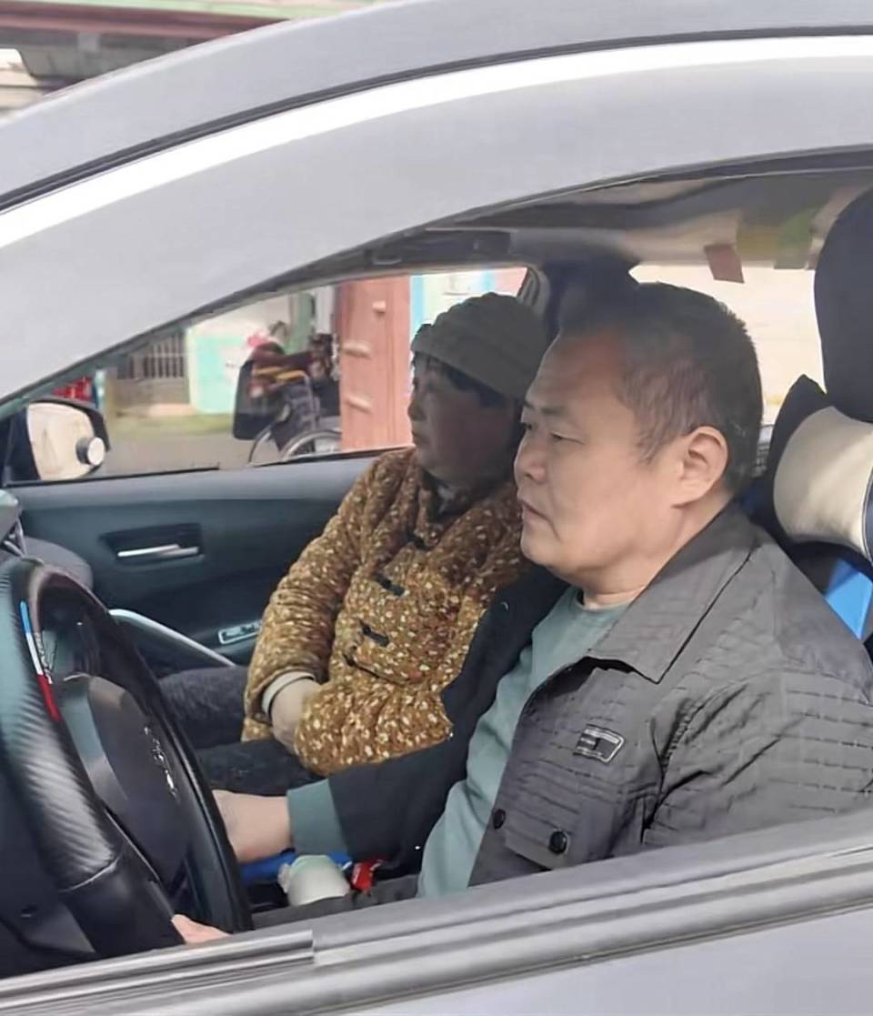 “家中无人照顾<strong></p>
<p>得物</strong>，只能随车同行”，山东一司机带着车祸受伤妻子跑网约车，乘客暖心留言