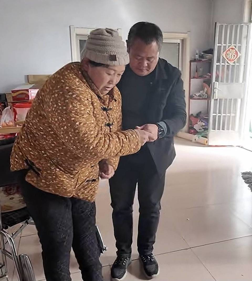 “家中无人照顾<strong></p>
<p>得物</strong>，只能随车同行”，山东一司机带着车祸受伤妻子跑网约车，乘客暖心留言