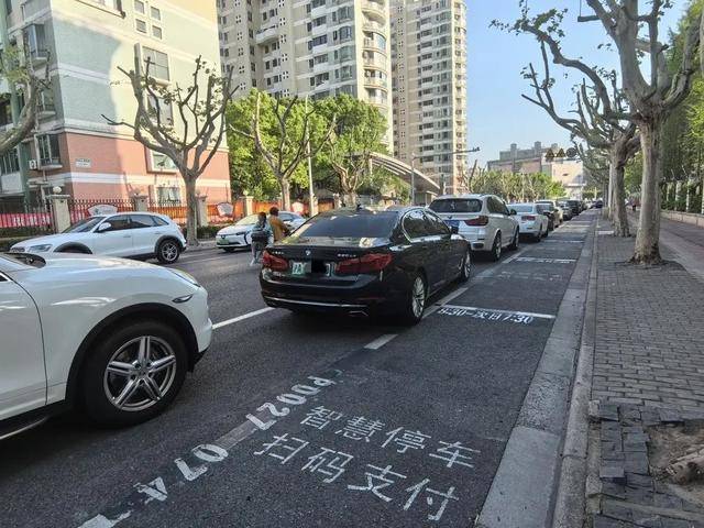 家长吐槽：接孩子4分钟<strong></p>
<p>得物</strong>，收费3元！不少人干脆停在路中间…涉及上海多区，都是这类停车场