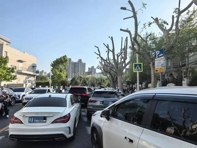 家长吐槽：接孩子4分钟<strong></p>
<p>得物</strong>，收费3元！不少人干脆停在路中间…涉及上海多区，都是这类停车场