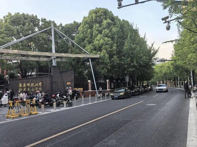 家长吐槽：接孩子4分钟<strong></p>
<p>得物</strong>，收费3元！不少人干脆停在路中间…涉及上海多区，都是这类停车场
