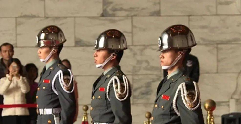 6名台军举五星红旗<strong></p>
<p>得物</strong>，拒为台独当炮灰，台媒：赖清德卫兵也要投诚