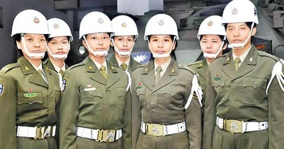 6名台军举五星红旗<strong></p>
<p>得物</strong>，拒为台独当炮灰，台媒：赖清德卫兵也要投诚