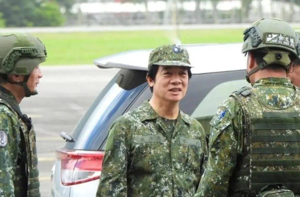 6名台军举五星红旗<strong></p>
<p>得物</strong>，拒为台独当炮灰，台媒：赖清德卫兵也要投诚