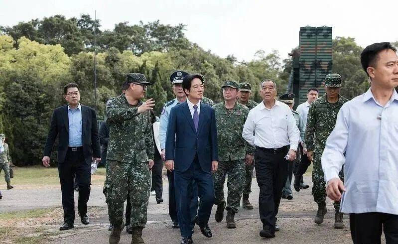 6名台军举五星红旗<strong></p>
<p>得物</strong>，拒为台独当炮灰，台媒：赖清德卫兵也要投诚