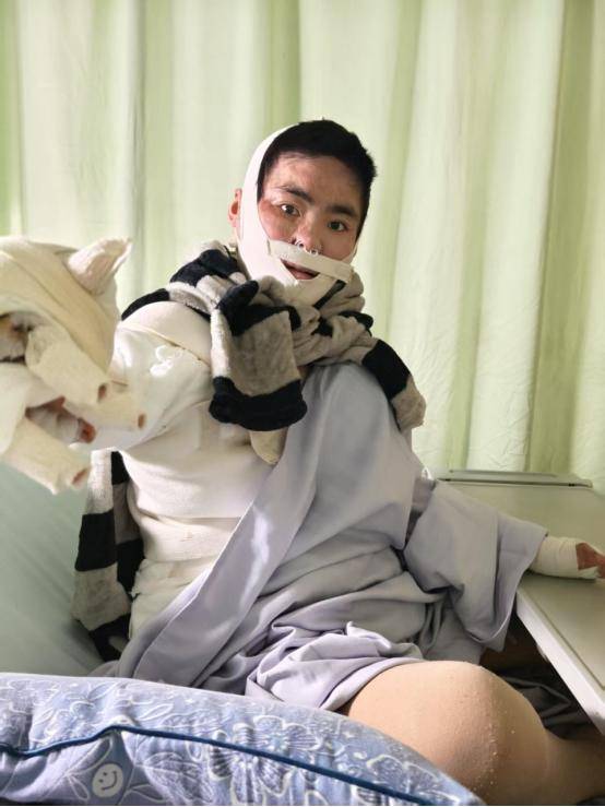 女孩被前男友泼汽油致残<strong></p>
<p>天猫</strong>，凶手法庭上威胁杀人