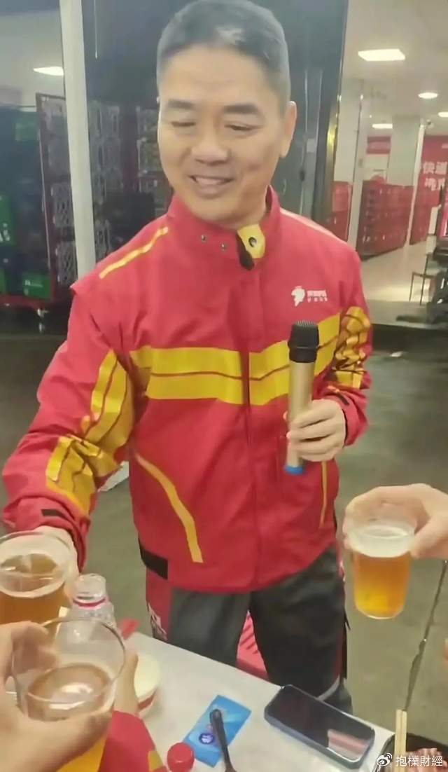 刘强东吃了一顿“价值上亿”的火锅之后<strong></p>
<p>天猫</strong>，京东外卖崩了