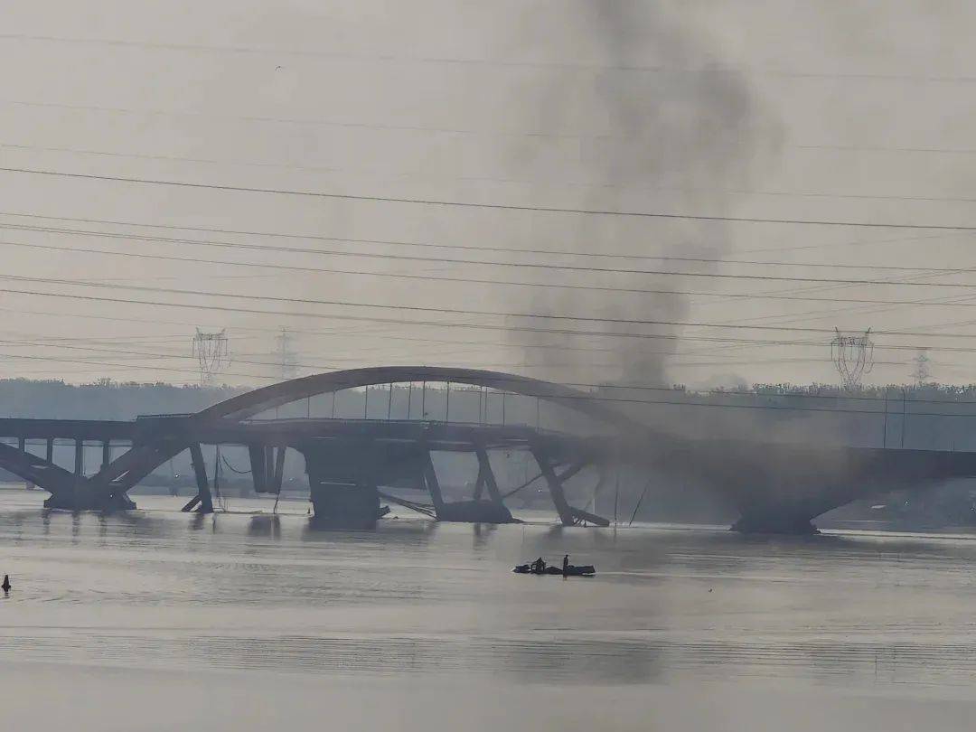 北京潮白河大桥部分路段起火坍塌<strong></p>
<p>天猫</strong>，官方：原因正调查